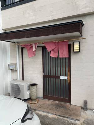 20221230_麺ひめ_駐車場側入り口.jpg